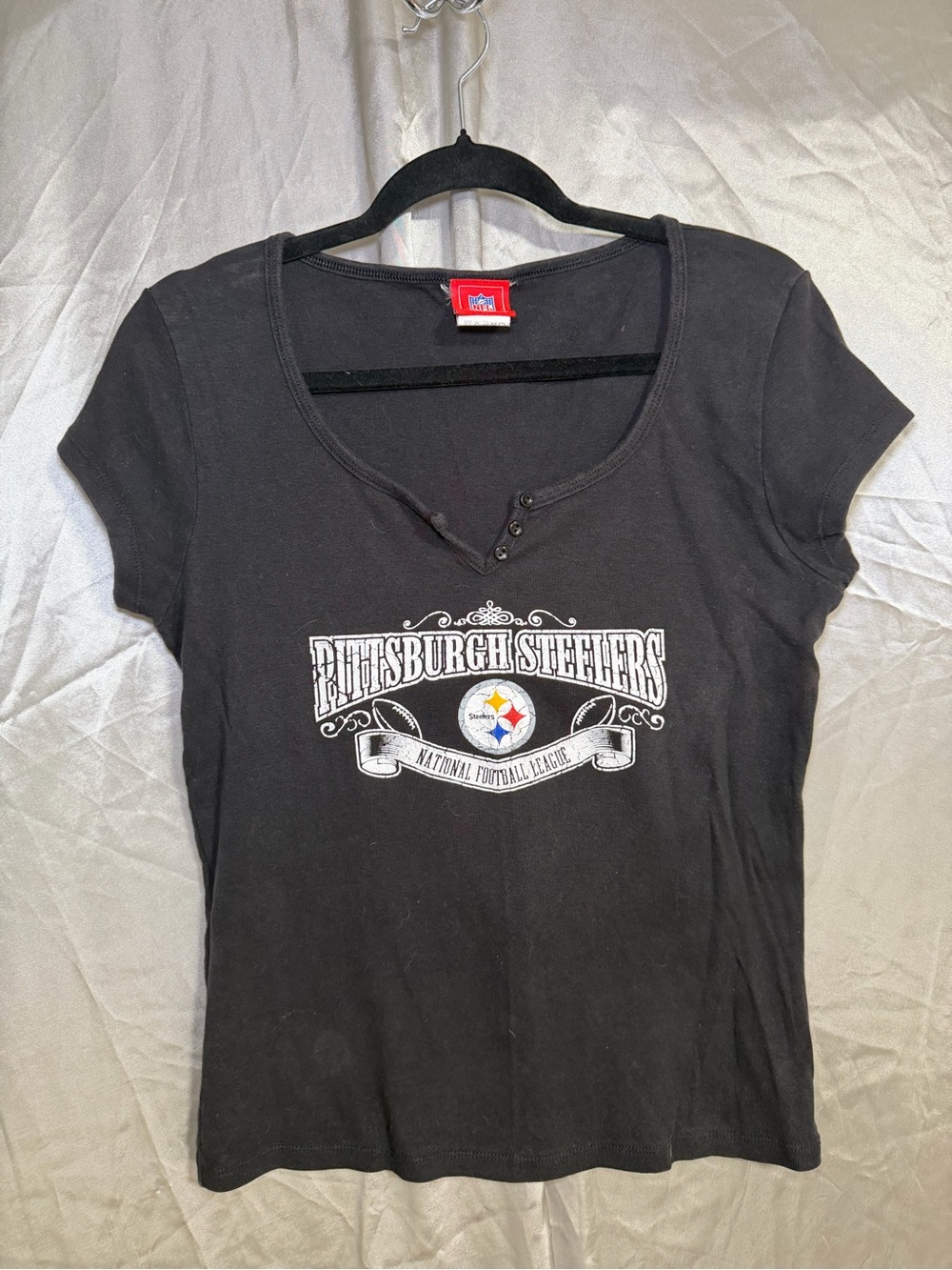 NFL For Her Pittsburgh Steelers Women’s Medium Black Henley Graphic T-Shirt